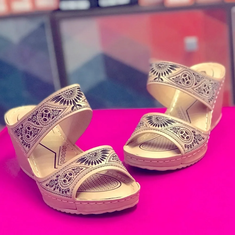 Restocked Italina Black Floral Embroidered Peep Toe Chunky Platform Heel Sandal - Picture 10 of 11